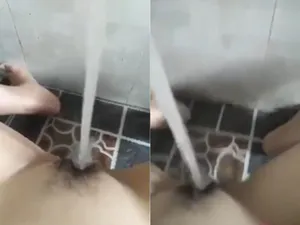 Khó cưỡng … Cô bạn gái thủ dâm cực mạnh với vòi nước